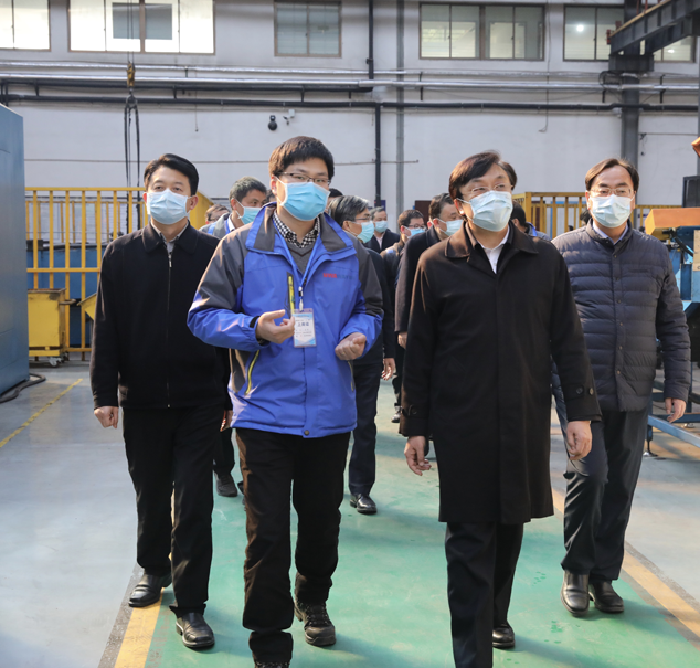 省委常委、常务副省长冯飞一行莅临华纬科技参观调研(图1)
