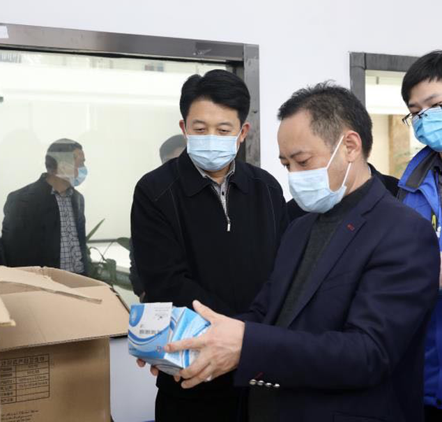 省委常委、常务副省长冯飞一行莅临华纬科技参观调研(图3)