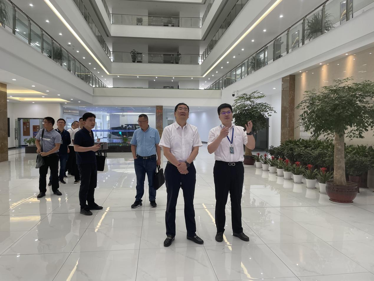 市领导胡华良走访联系华纬科技(图1)